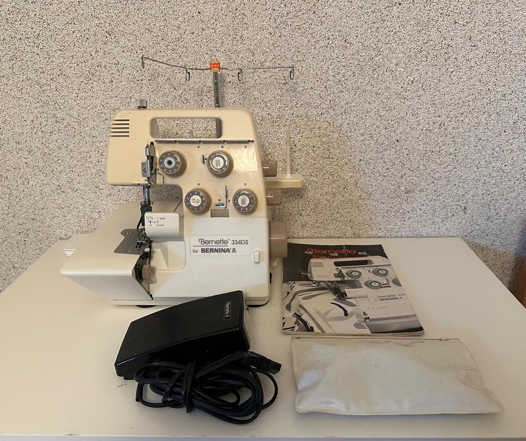 Bernette 334DS bernina lochmachine, Hobby en Vrije tijd, Naaimachines en Toebehoren, Ophalen of Verzenden, Zo goed als nieuw