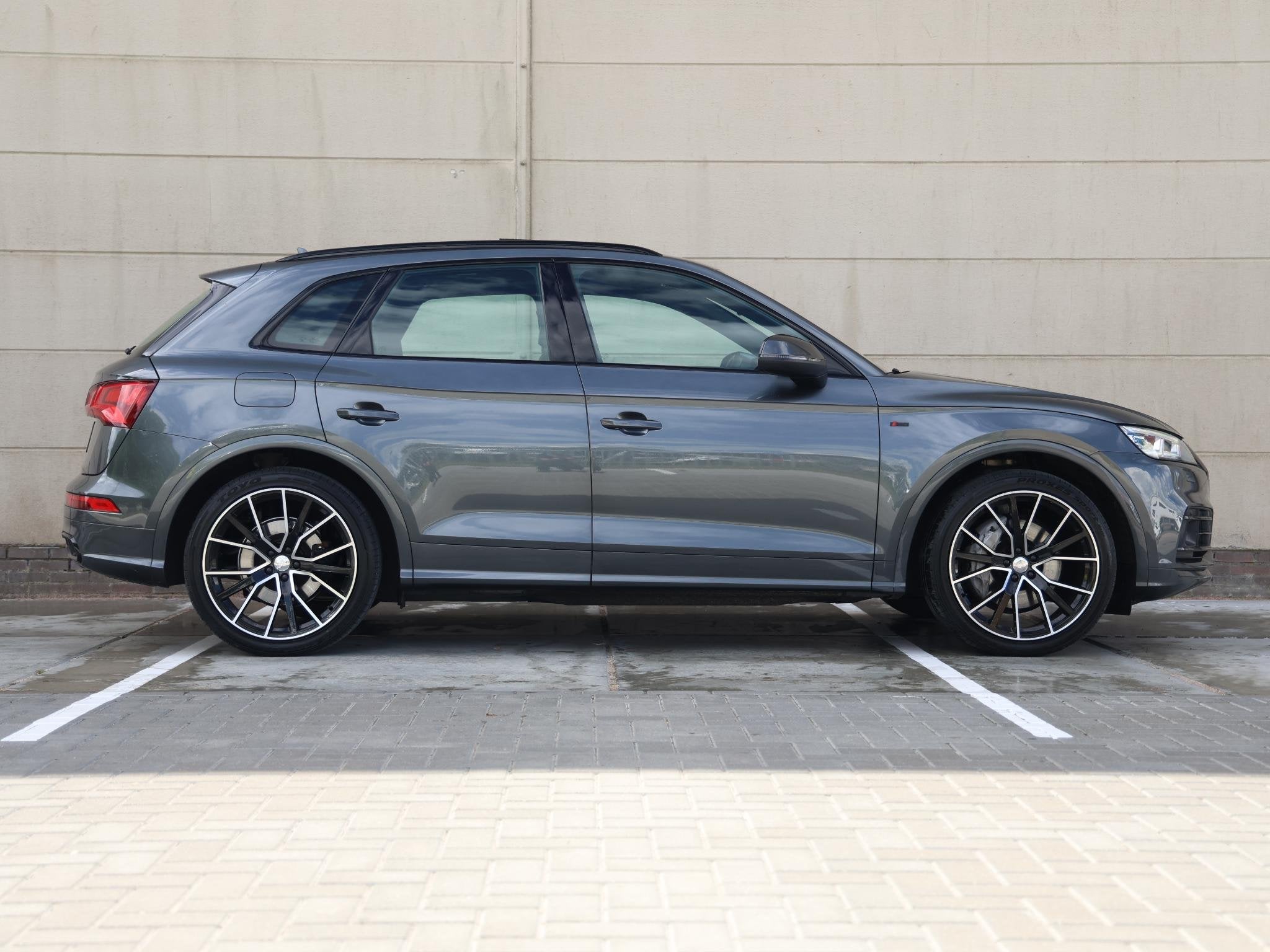 Audi Q5 55 TFSIe 367 pk S-Line Quattro | Panoramadak | Lucht, Automaat, 4 cilinders, Plug-in hybride, Bedrijf