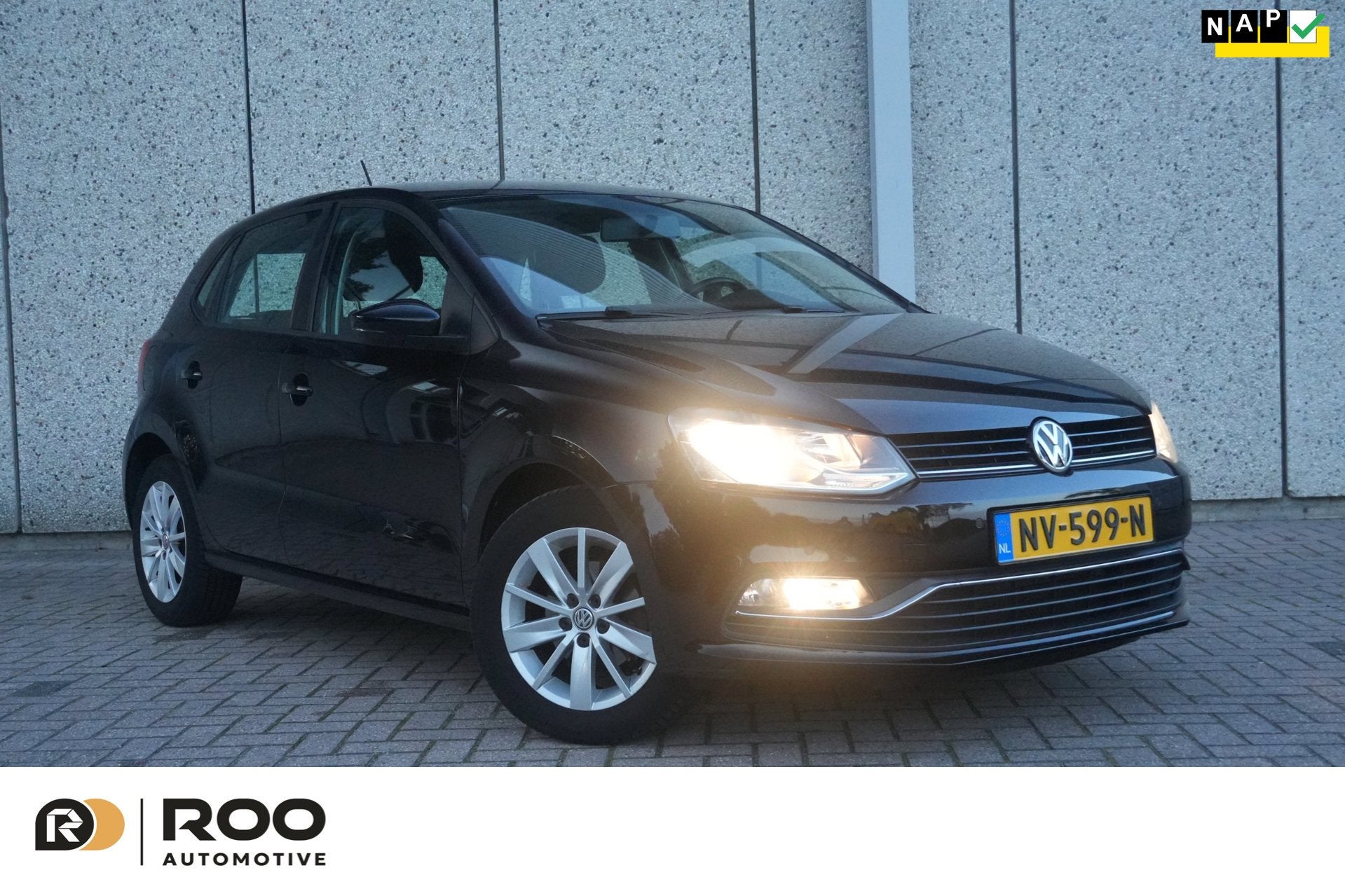 Volkswagen Polo 1.2 TSI Comfortline Business R Lage km stand, Euro 6, 4 cilinders, Zwart, Origineel Nederlands