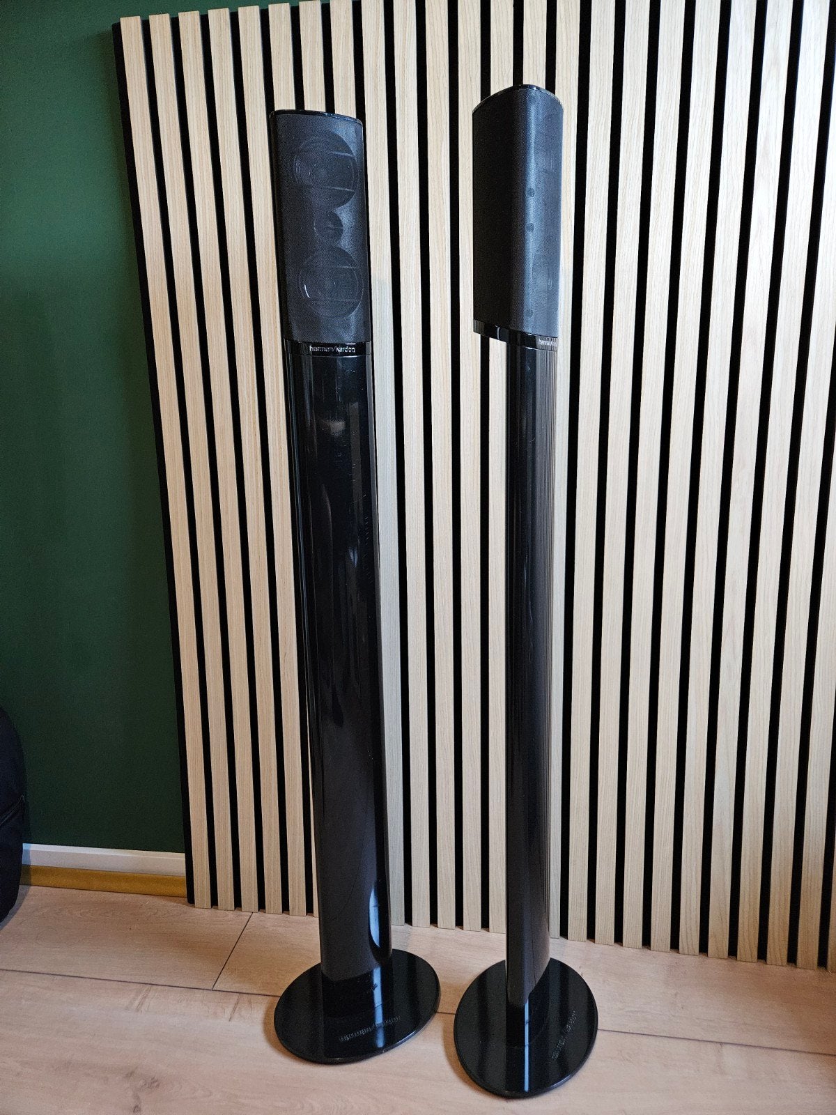 2 nette Harman Kardon satelliet speakers, Gebruikt, Surroundset, Minder dan 60 watt, Inclusief standaarden