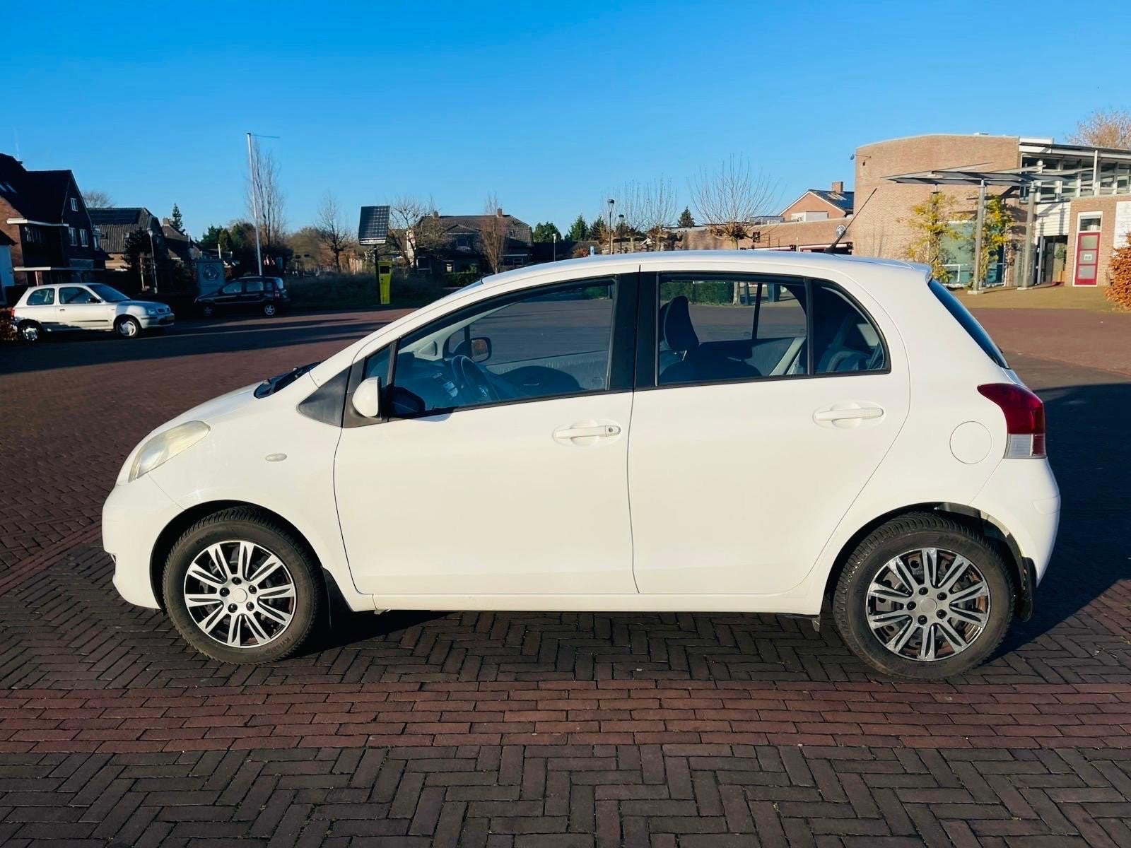 Toyota Yaris 1.3 16V Vvt-i 5DR 2009 Wit OPHALEN IN KAMPEN, Auto's, Voorwielaandrijving, 1025 kg, 4 cilinders, 100 pk