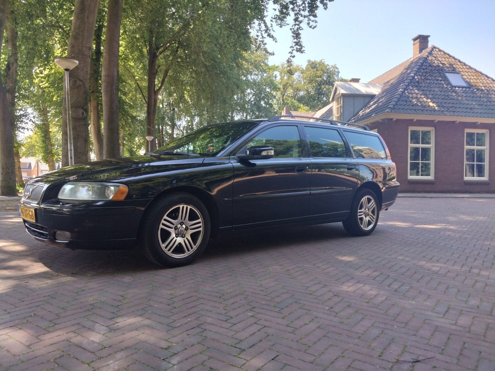 Volvo V70 2.4 2007 Zwart APK mei 2027, Voorwielaandrijving, 1800 kg, Zwart, Beige