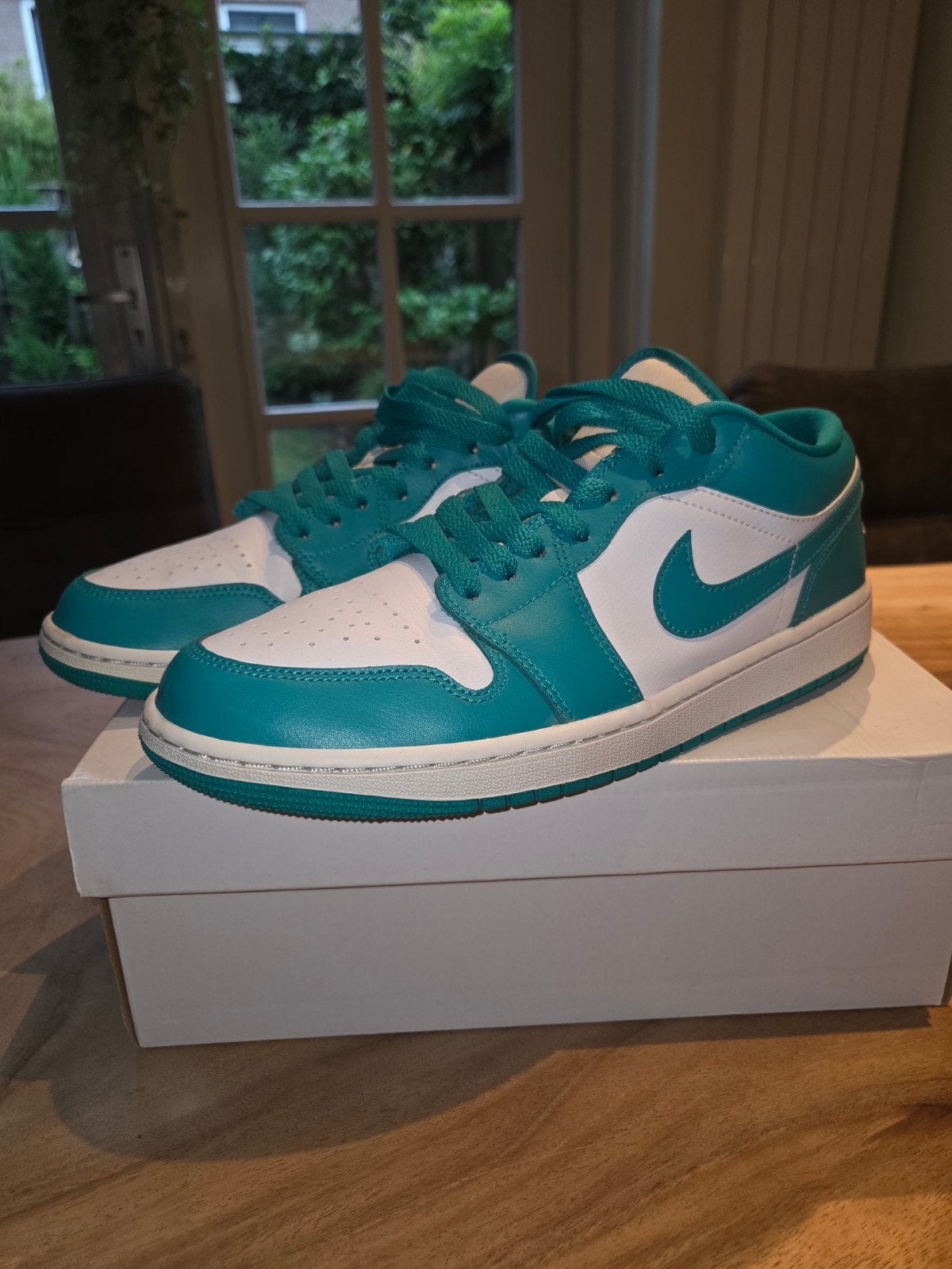 Nike Air Jordan 1 Low WMNS Emerald Maat 43, Kleding | Dames, Nike Air Jordan, Wit, Nieuw, Ophalen of Verzenden