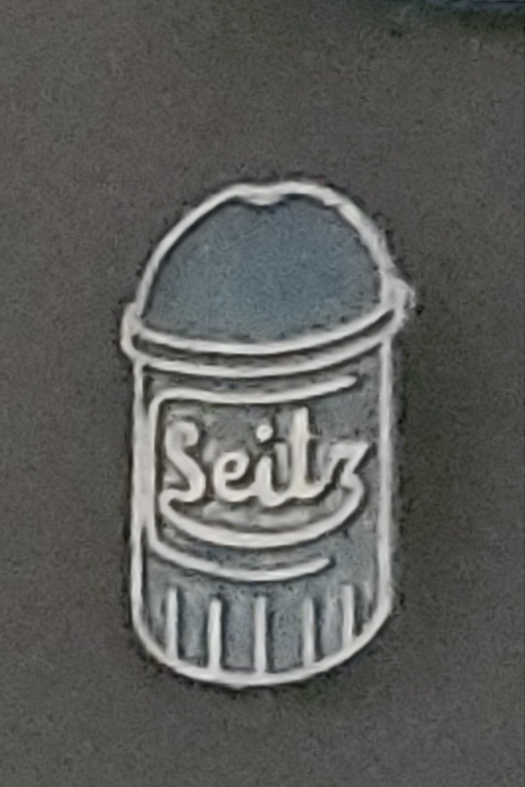 Vintage Seitz Speldje- Blikje Design, Verzenden, Gebruikt, Merk, Speldje of Pin