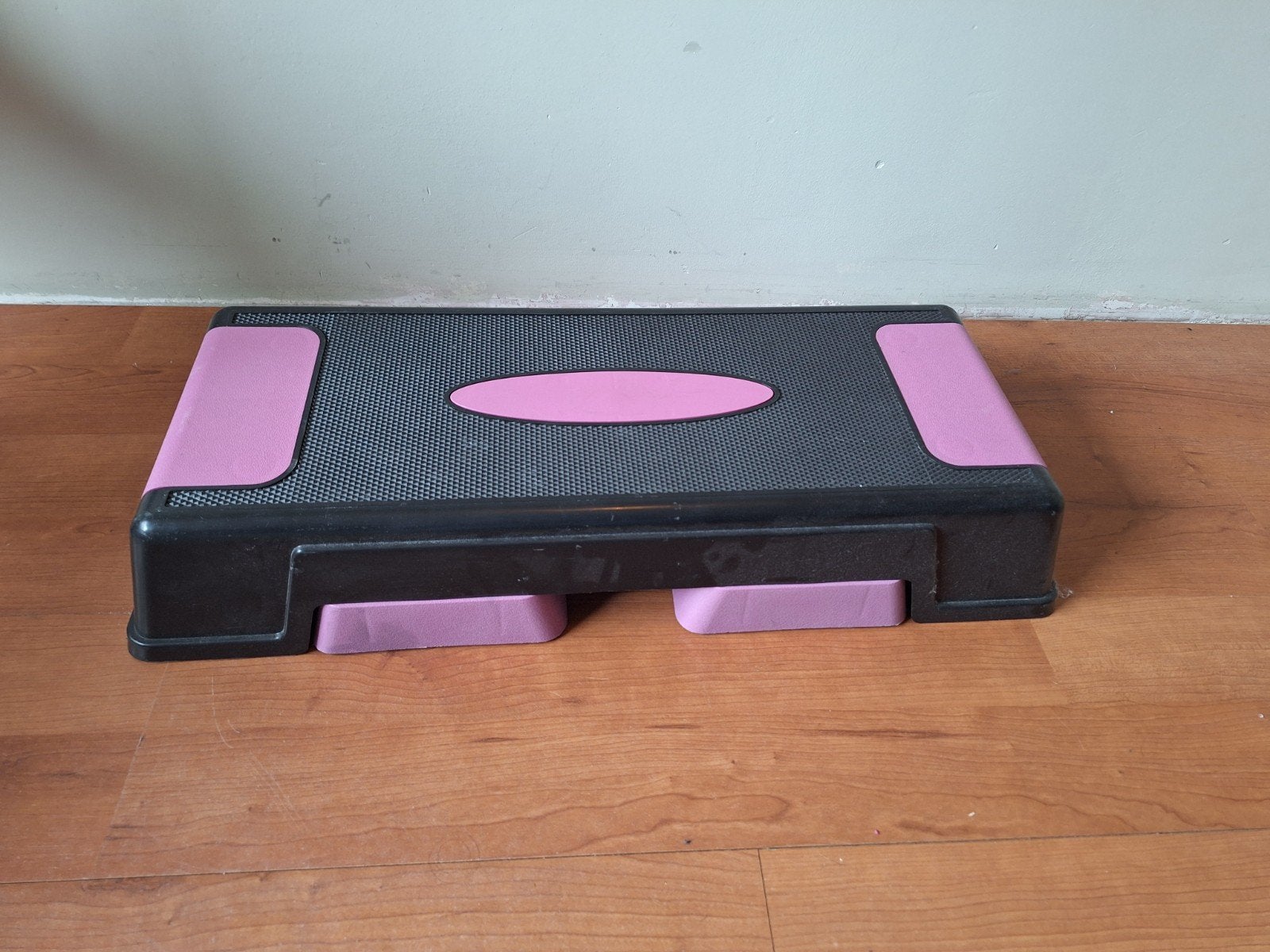 Roze en zwart stepbankje voor fitness, Ophalen of Verzenden, Gebruikt, Benen, Stepbank