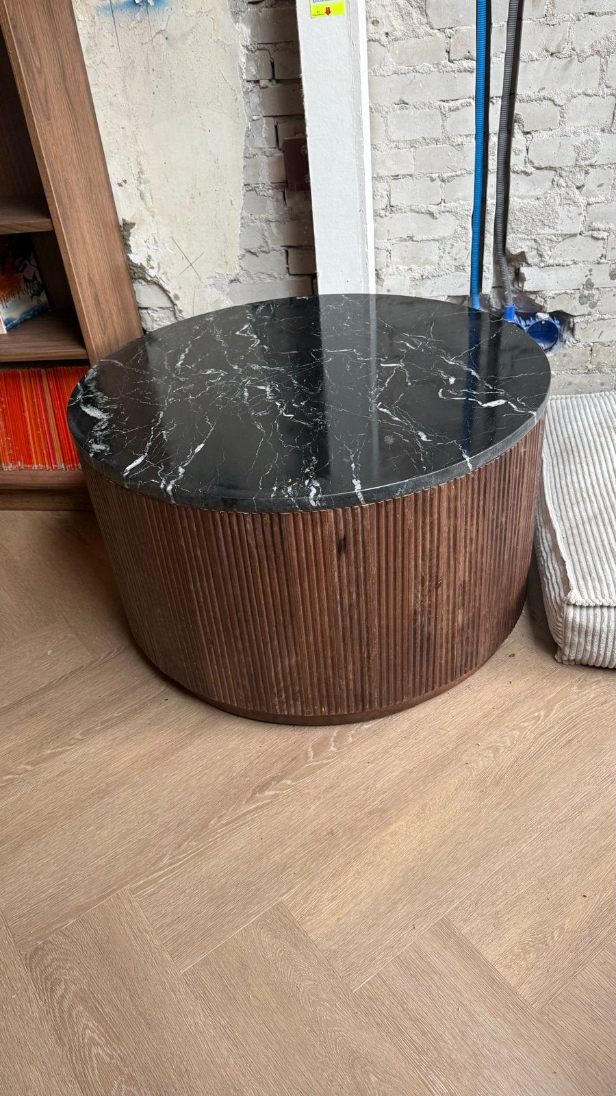 Ronde salontafel met marmeren blad en houten onderstel, Ophalen, Rond, 50 tot 100 cm, Zo goed als nieuw