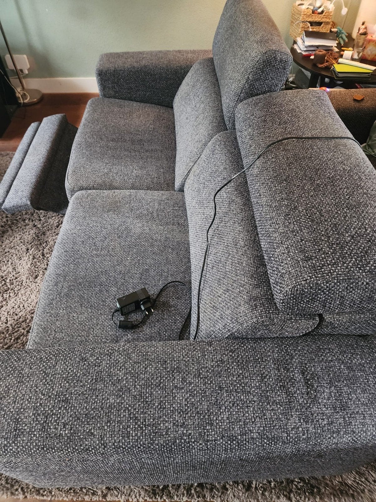 Comfortabele grijze bank met versertelbare hoofdsteun, Ophalen, Gebruikt, Driepersoons, 75 tot 100 cm