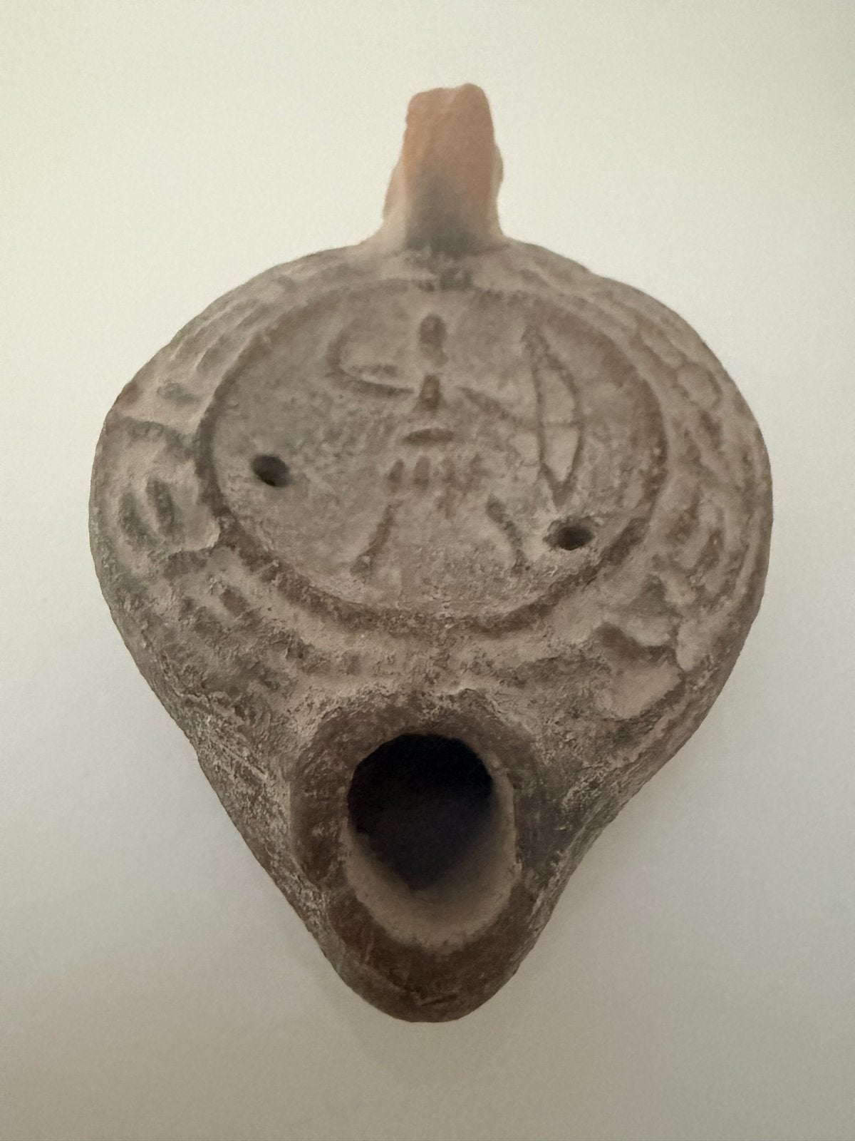 Antieke Romeinse olielamp met reliëfdecoratie jager, Ophalen of Verzenden