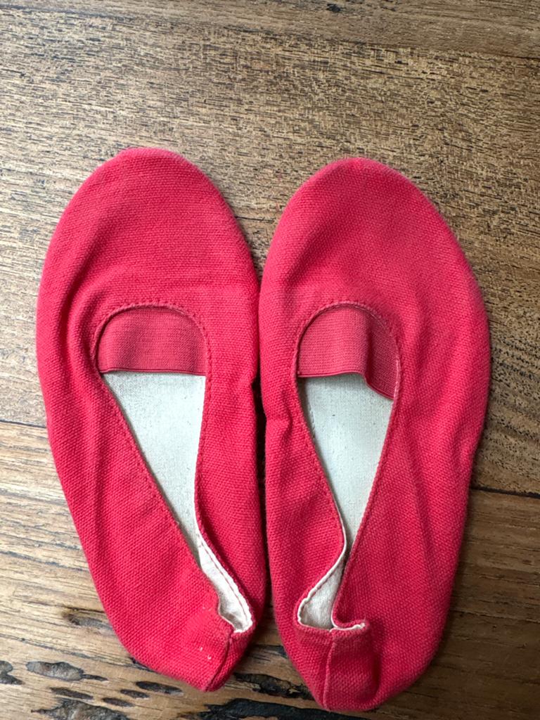 Z.g.a.n. rode euritmie slofjes maat 29, Kinderen en Baby's, Kinderkleding | Schoenen en Sokken, Ophalen of Verzenden, Zo goed als nieuw