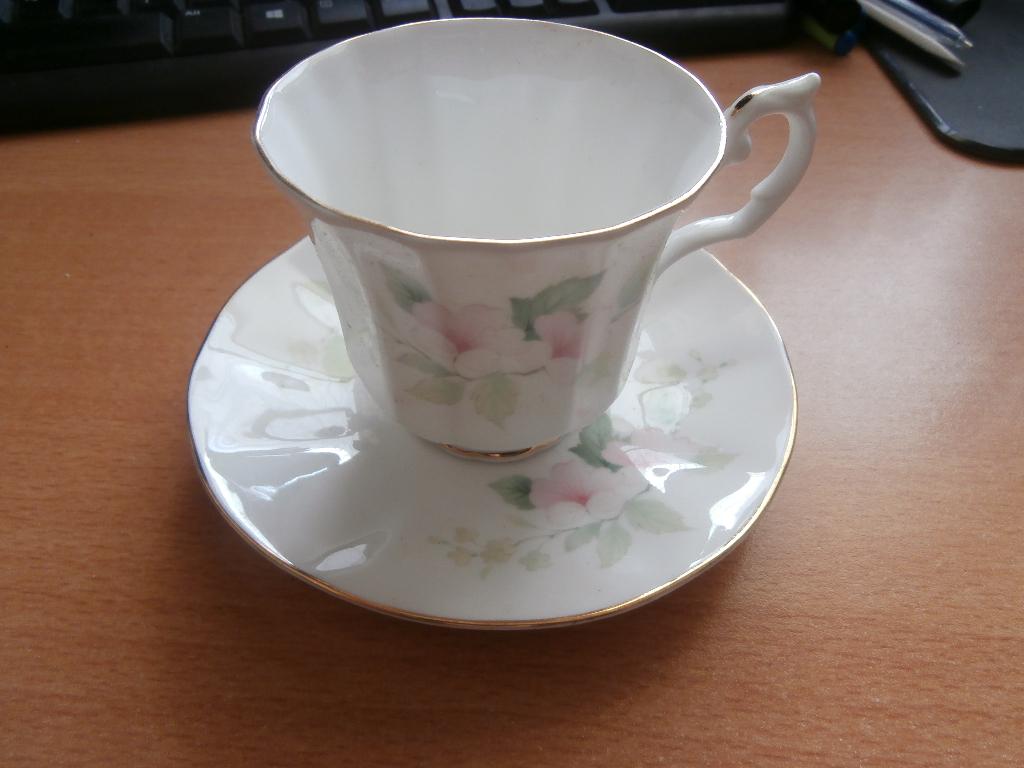 6x kop en schotel Curio China Fine Bone China Staffordshire, Ophalen of Verzenden, Nieuw, Porselein, Kop en/of schotel