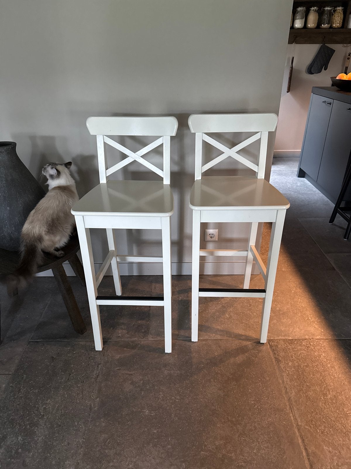 Twee IKEA INGOLF barkrukken - Wit, Huis en Inrichting, Ophalen, Gebruikt, Met voetsteun, 60 tot 90 cm