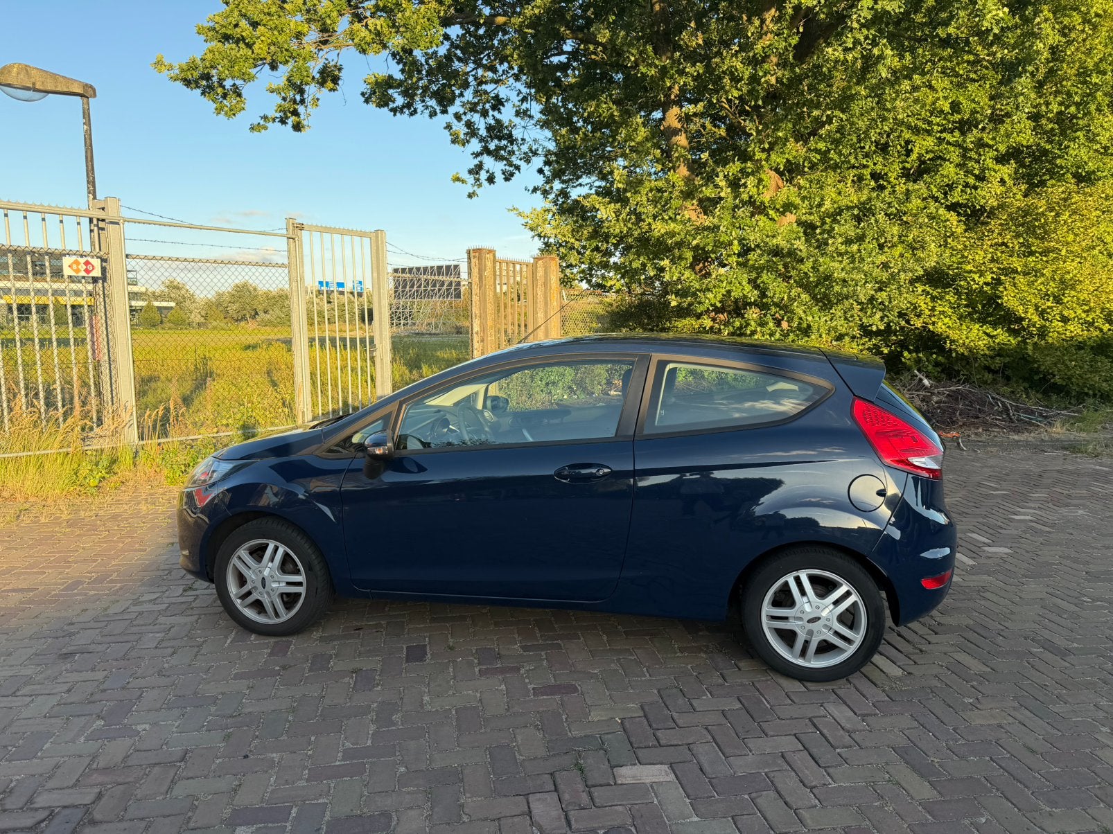 Foto 2 van Ford Fiësta 1.25 3DR AC/Cruise/Trekhaak/+Winterbanden Blauw