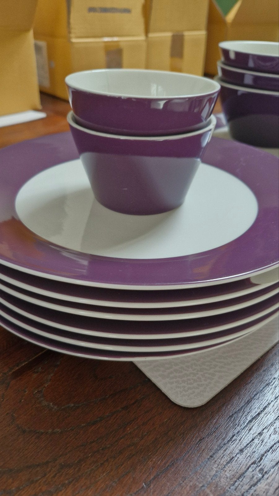 Gratis af te halen: Paars-wit Hema servies (16-delig), Huis en Inrichting, Keuken | Servies, Ophalen, Gebruikt, Porselein, Hema