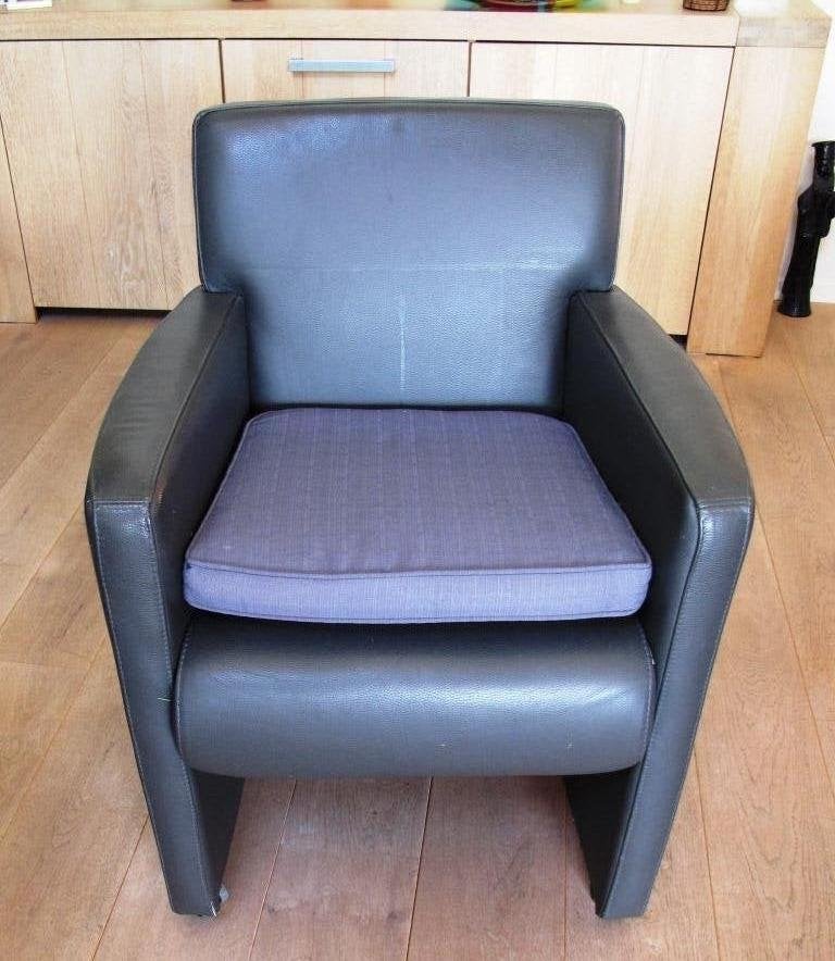 Foto 4 van Massief houten tafel en zes stoelen (leer bekleed)