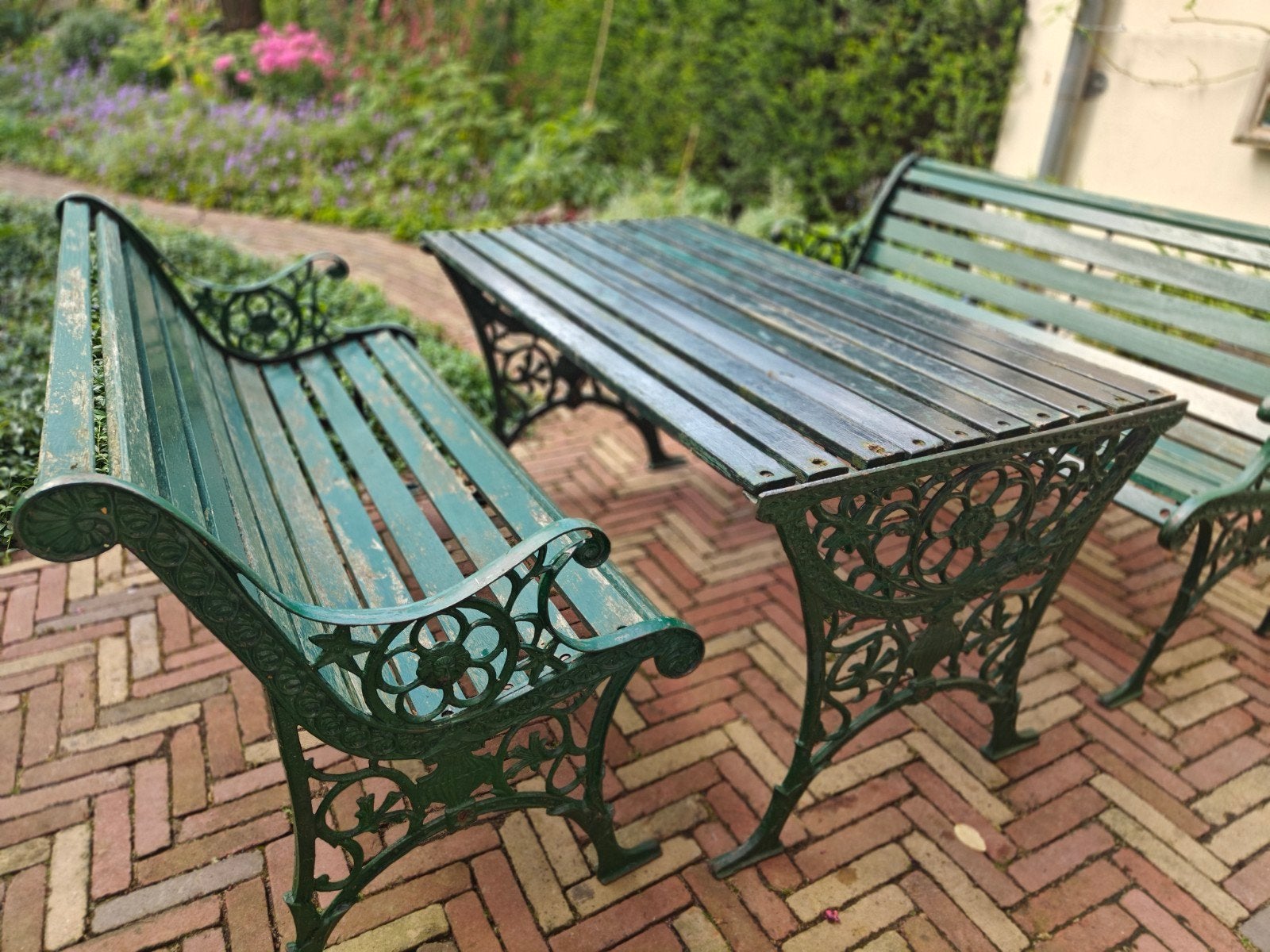 Gratis: Vintage Hardhouten Tuinset met tafel en 2 banken, Tuin en Terras, Tuinsets en Loungesets, Ophalen, Gebruikt