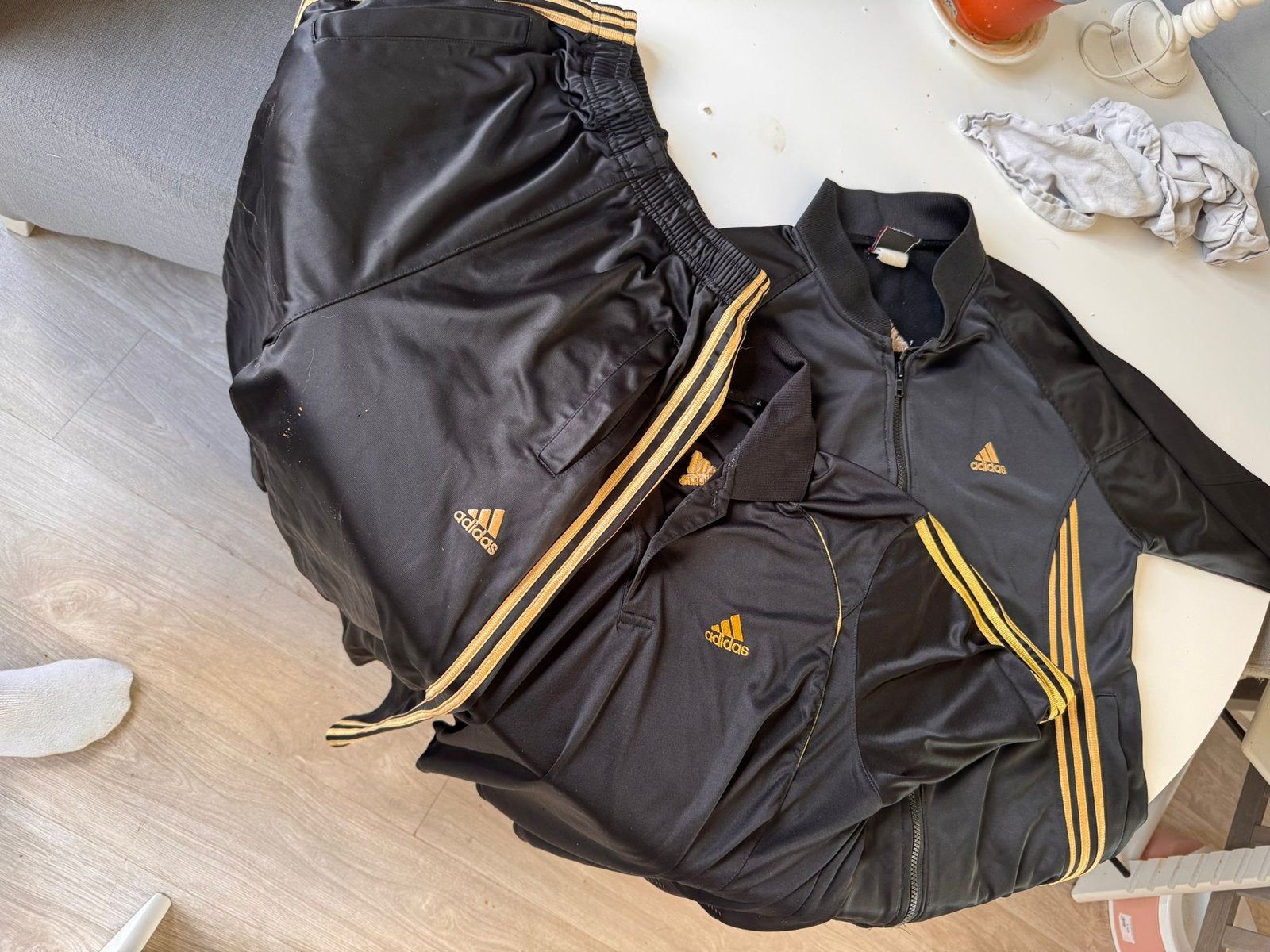 Adidas trainingspak - Zwart met gouden strepen, Kleding | Heren, Sportkleding, Maat 48/50 (M), Zwart, Ophalen of Verzenden, Gedragen