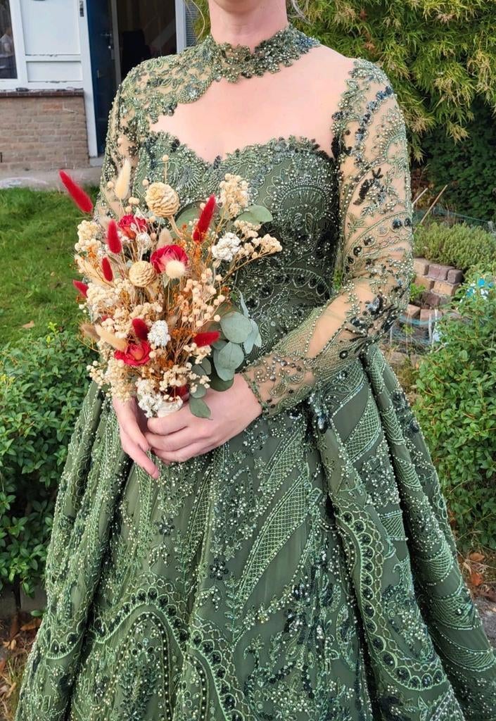 Rijk versierde olijfgroene trouwjurk met hoepel, mt 42/44, Ophalen, Trouwjurk, Saray bruidsmode, Wit