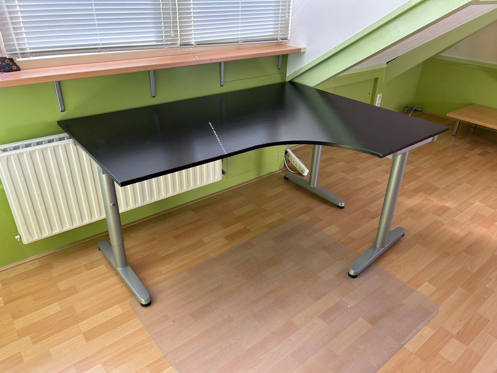 Hoekbureau met verstelbare poot Ikea, Ophalen, Zwart, Spaanplaat of MDF, Hoekbureau