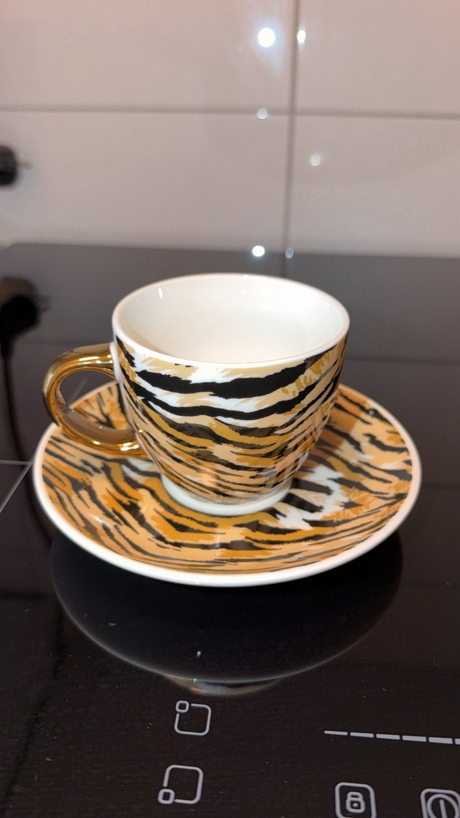 Kop met schotel 2st set tijgerprint €5, Huis en Inrichting, Keuken | Servies, Ophalen, Overige stijlen, Kop(pen) en/of Schotel(s)