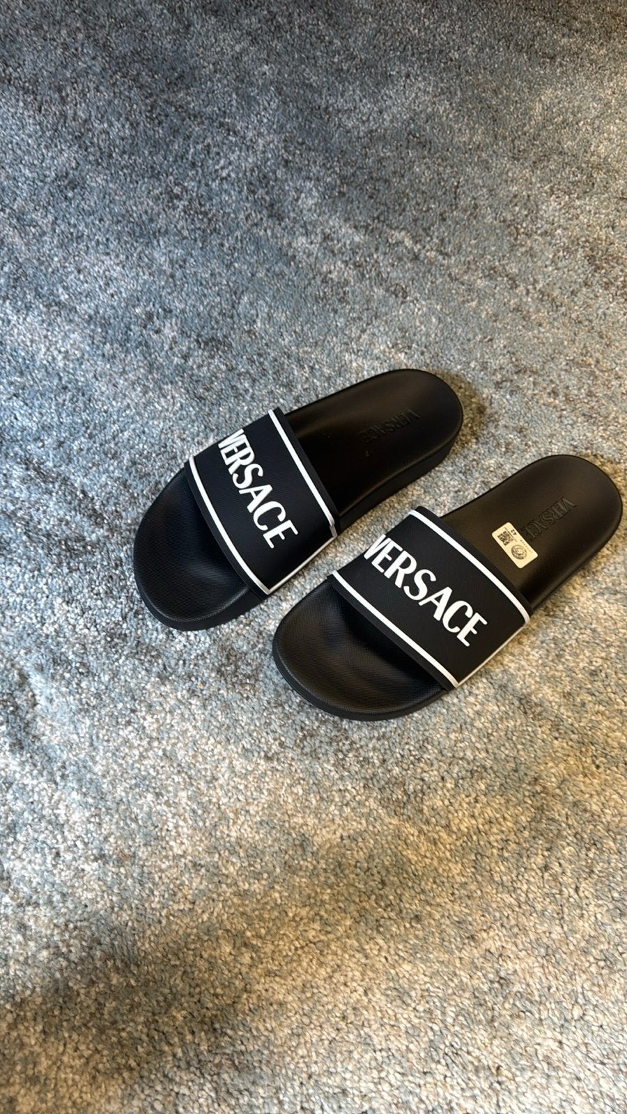 Versace slippers - Zo goed als nieuw (Replica), Ophalen of Verzenden, Zo goed als nieuw, Zwart, Slippers