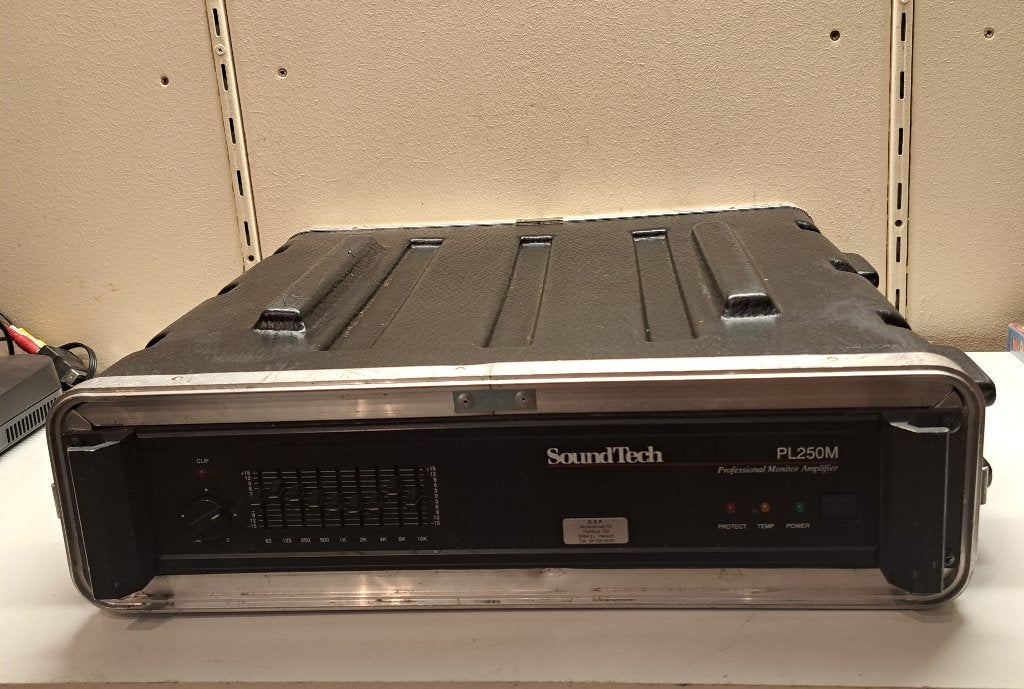 monitorversterker Soundtech PL250 in SKB koffer, Ophalen of Verzenden, Gebruikt, Minder dan 500 watt, Monitor(versterker)