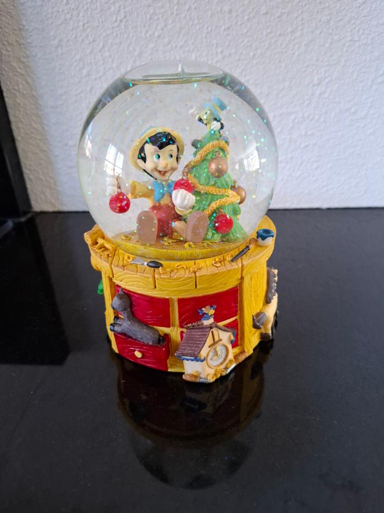 Disney snowglobe pinokkio kerst pinocchio, Verzamelen, Disney, Ophalen, Mickey Mouse, Beeldje of Figuurtje