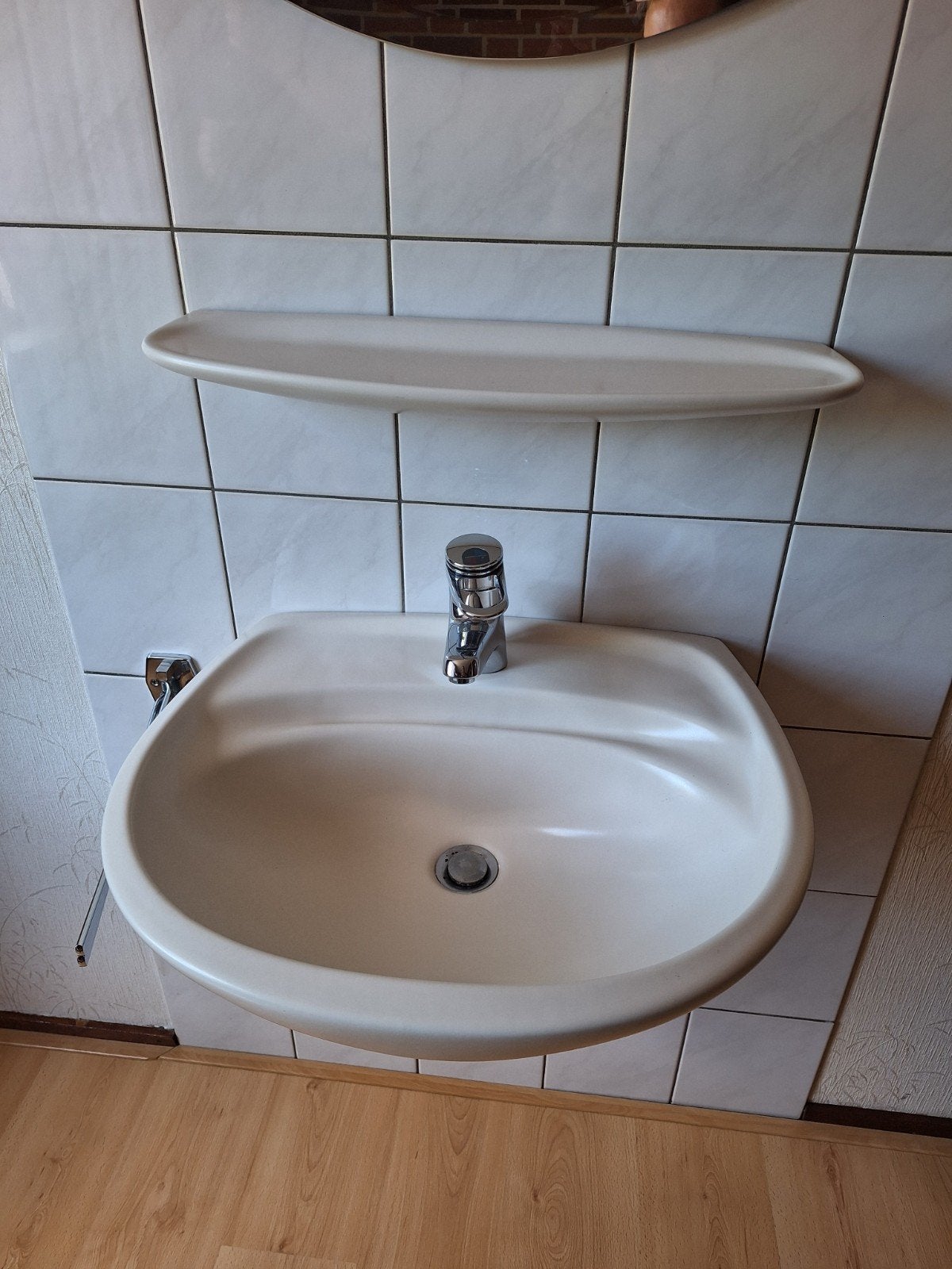 Wastafel met kraan, planchet en spiegel, Ophalen, Gebruikt, Chroom, Wastafel