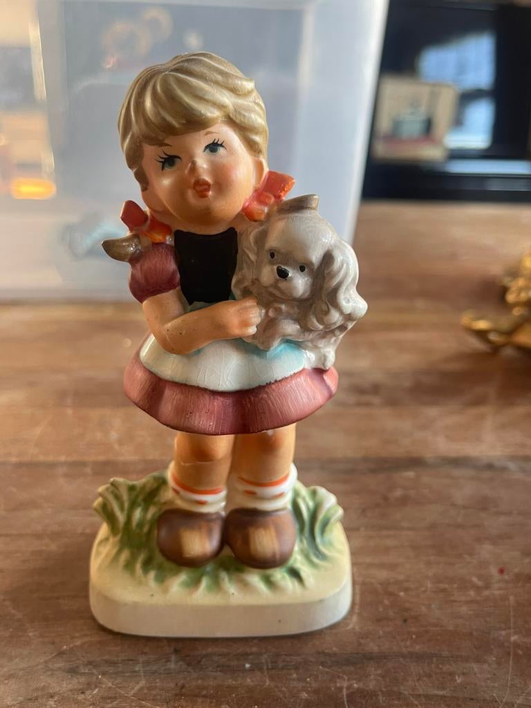 Charmant porseleinen beeldje van een meisje met een hond, Verzamelen, Beelden en Beeldjes, Ophalen of Verzenden, Zo goed als nieuw