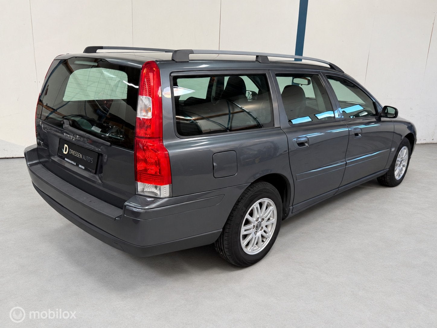 Volvo V70 2.4 Kinetic YOUNGTIMER, Voorwielaandrijving, Gebruikt, Zilver of Grijs, 5 cilinders