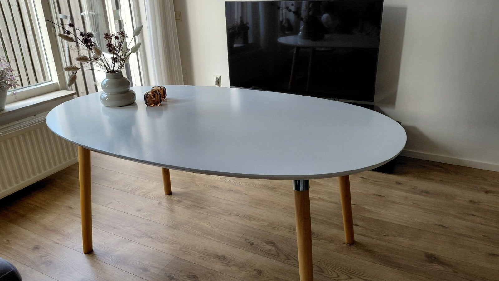 Mooie ovale eettafel met houten poten, Huis en Inrichting, Ophalen, Gebruikt, 50 tot 100 cm, 150 tot 200 cm