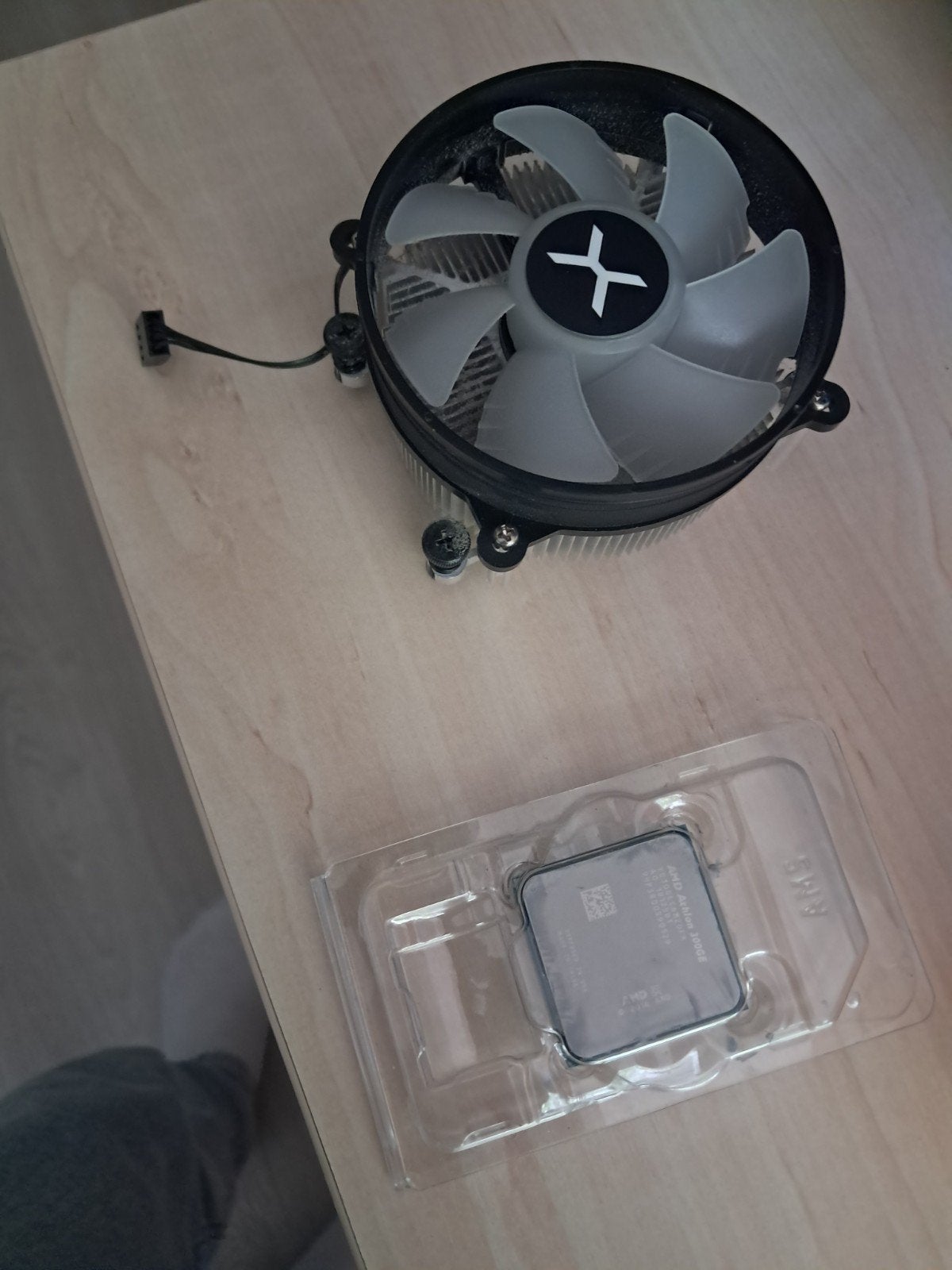 AMD Athlon 300GE (AM4) - Inclusief Koeler, Computers en Software, Processors, Ophalen of Verzenden, 3 tot 4 Ghz