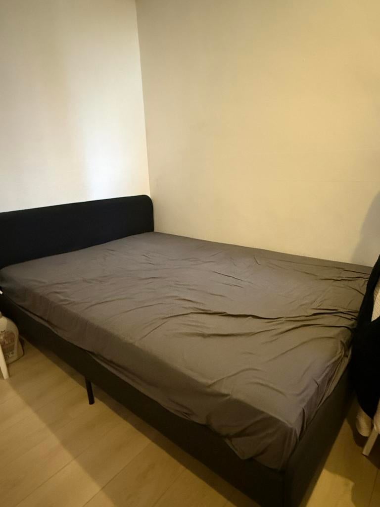 IKEA bedframe + matras (140x200), Huis en Inrichting, Slaapkamer | Bedden, Zo goed als nieuw, Tweepersoons, 140 cm, 200 cm, Stof