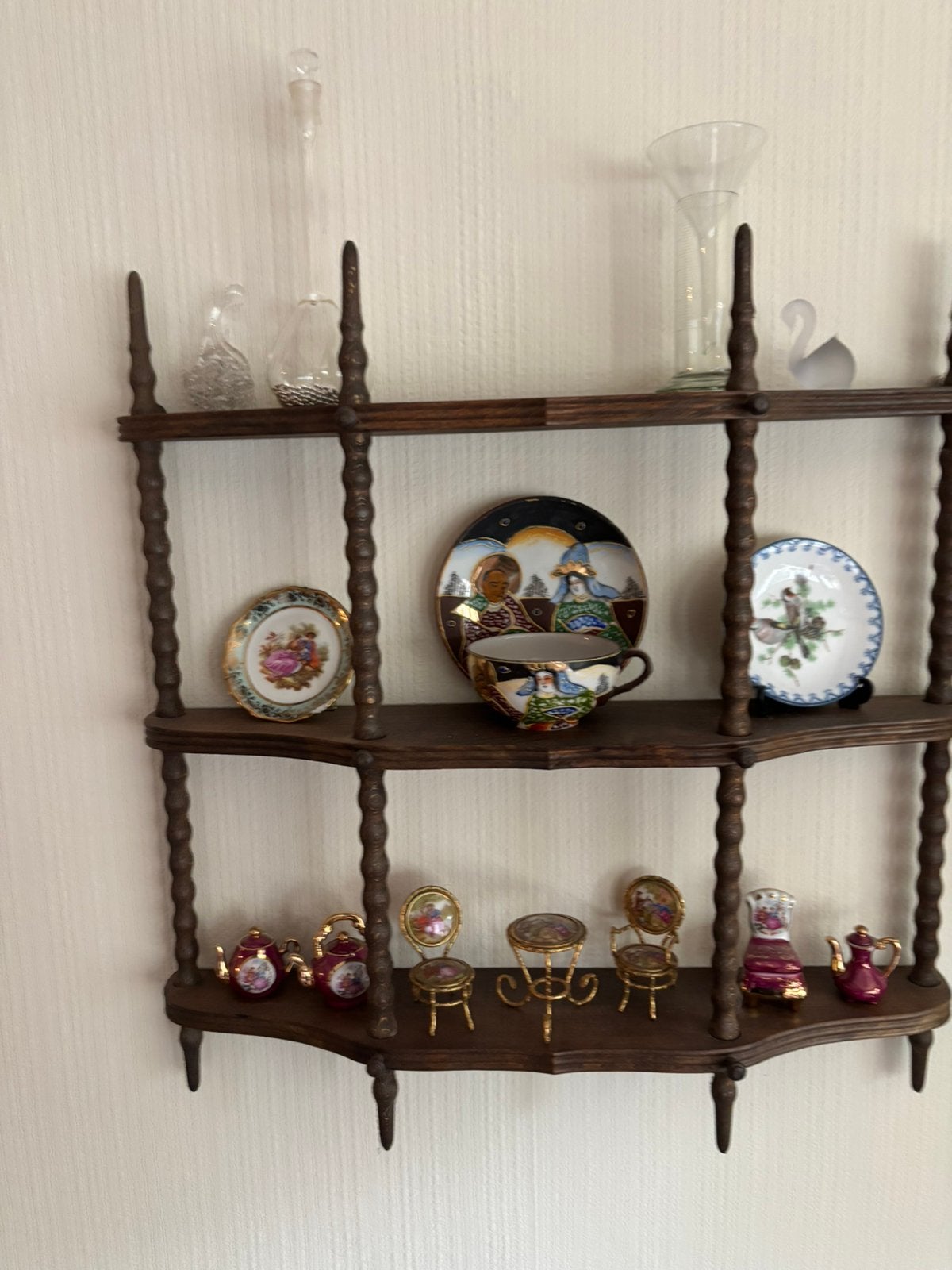 Antieke houten wandplank met miniatuur decoraties, Ophalen