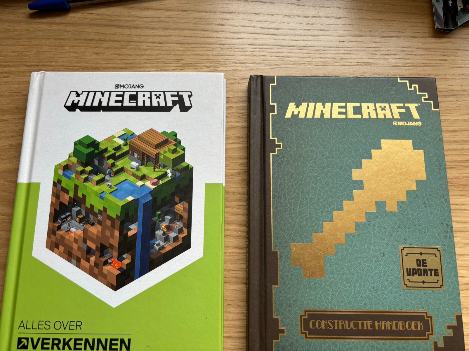 Minecraft alles over verkennen en constructie handboek, 3 spelers of meer, Ophalen of Verzenden, Zo goed als nieuw, Vanaf 7 jaar