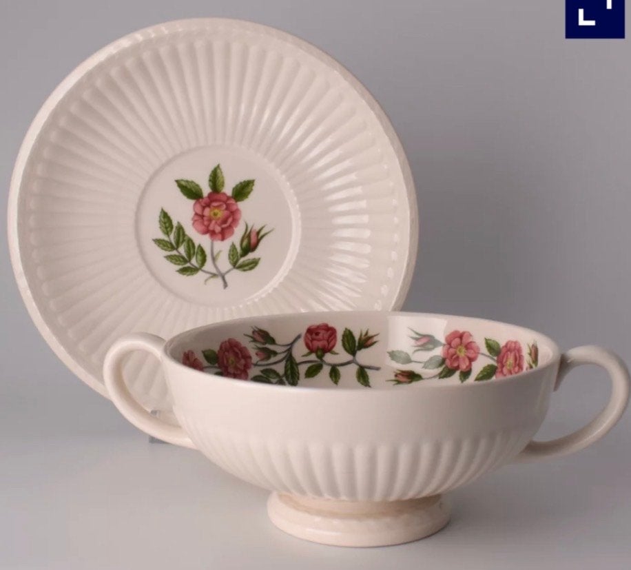 Wedgwood Rosalind soepkoppen met schotels, Gebruikt, Klassiek, Ophalen of Verzenden, Kop(pen) en/of Schotel(s)