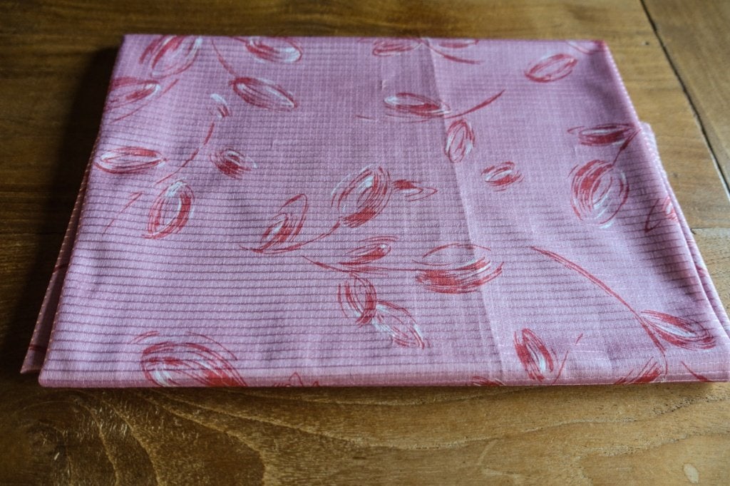 lap oud roze glans polyamide met bloem patronen - nr 5, Overige materialen, Nieuw, Ophalen of Verzenden, 30 tot 120 cm
