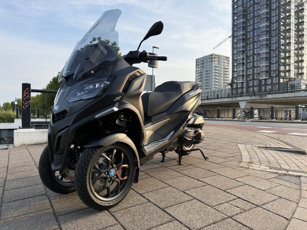 Piaggio MP3 530 HPE Exclusive | 2025 | Mat Zwart | 2900 km, Motoren, Motoren | Piaggio, Traction Control, Occasion, Motorrijbewijs A