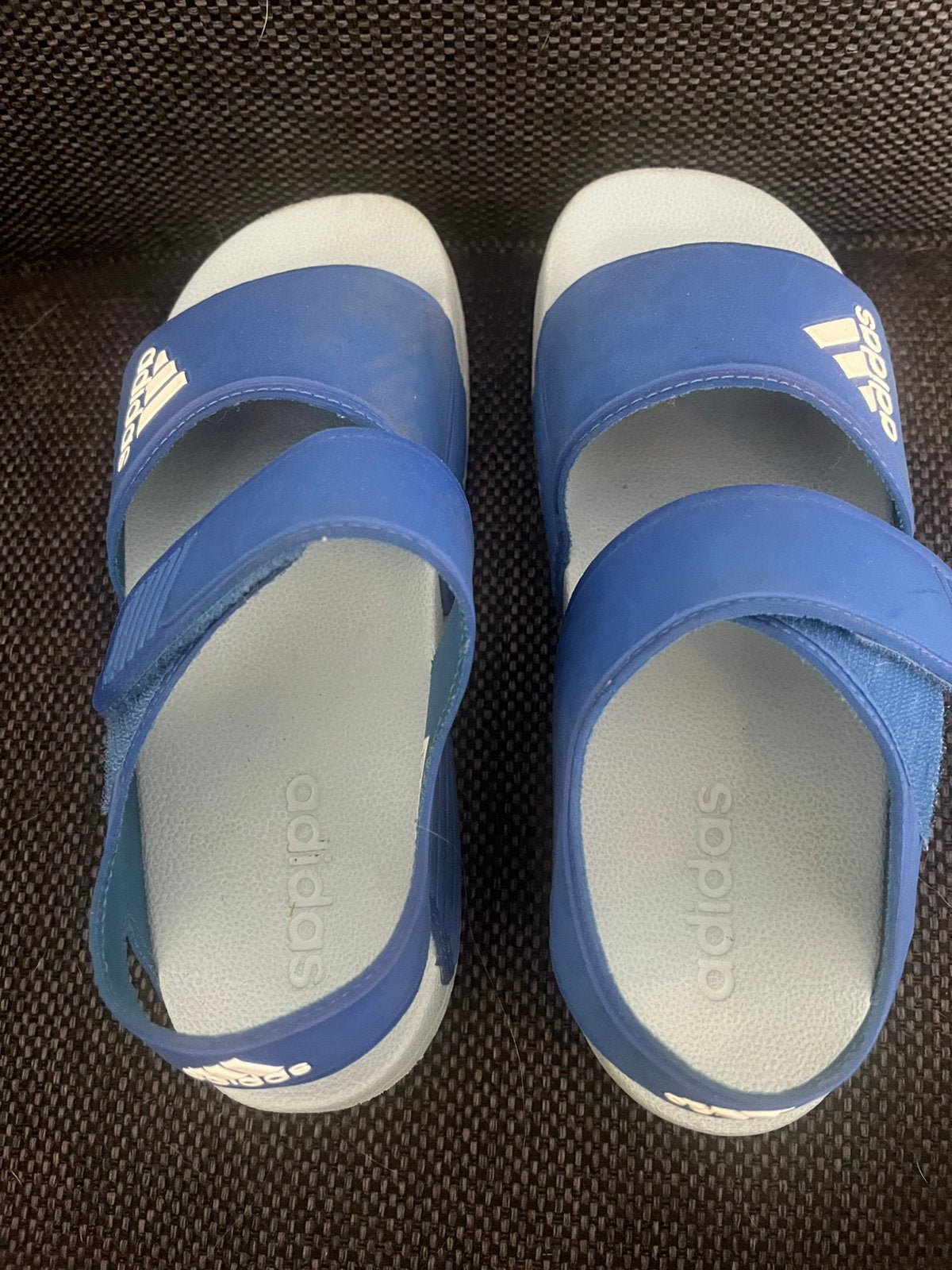 Adidas slippers maat 37 amper gedragen, Kinderen en Baby's, Gebruikt, Overige typen, Ophalen of Verzenden, Jongen