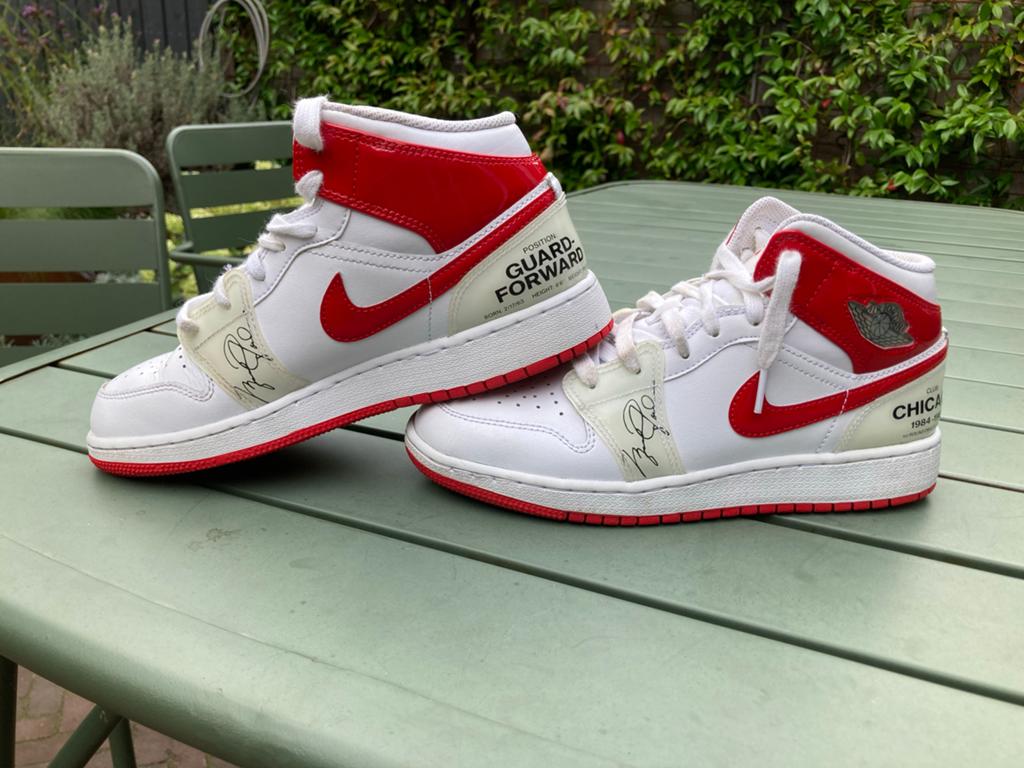 KIDS Nike Air Jordan 1 Mid - Wit/Rood - Maat 38.5, Ophalen of Verzenden, Zo goed als nieuw, Schoenen
