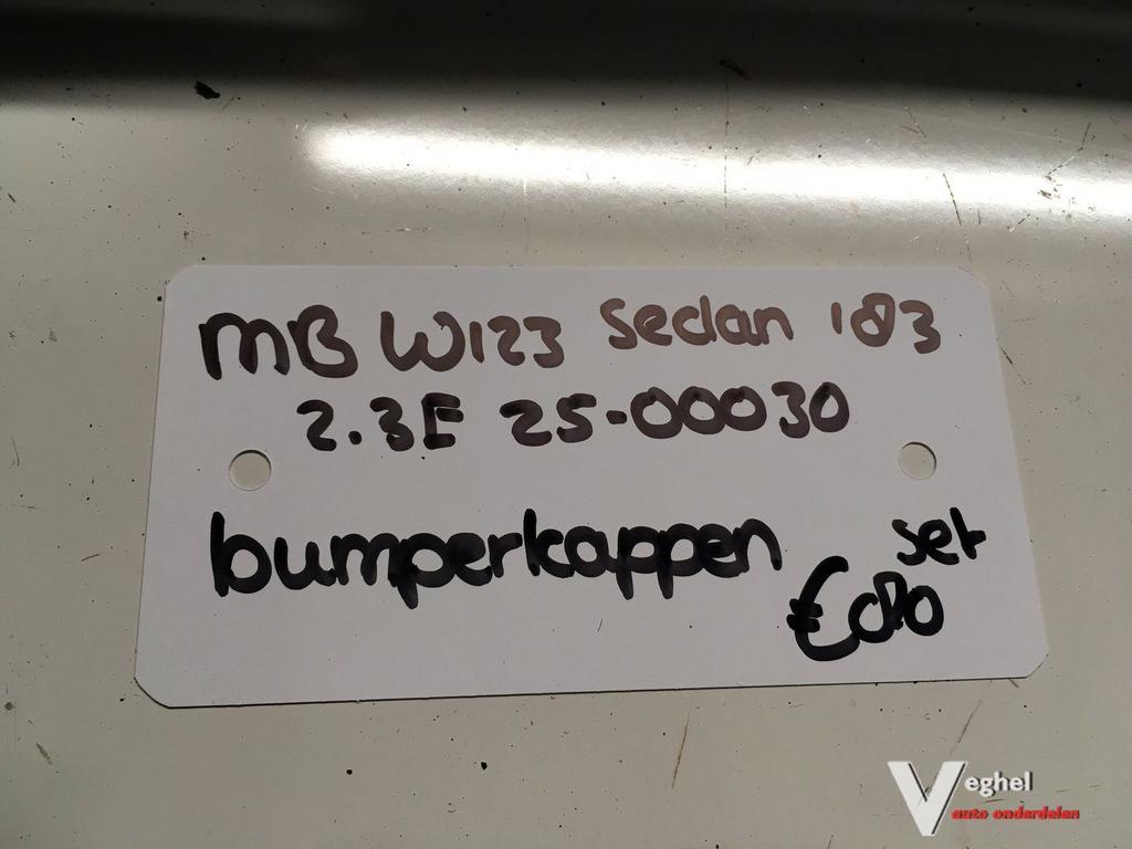 Mercedes W123 Sedan 2.3 1983 Wagennr 2500030  Bumperhoek set