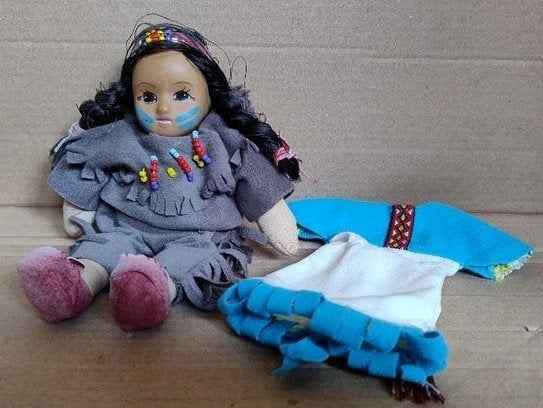 Vintage indiaan meisjespop 19 cm + 2 jurkjes jaren '70, Ophalen of Verzenden, Gebruikt, Pop