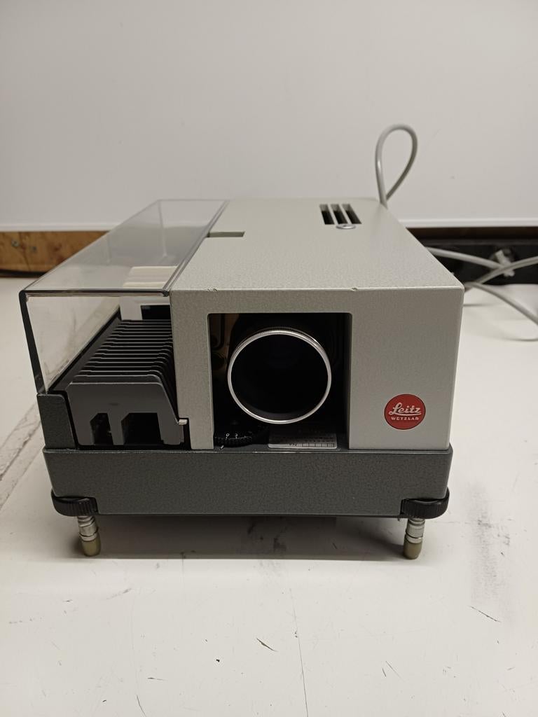 Leitz Pradovit Color diaprojector - Goede staat, werkt prima, Ophalen of Verzenden, Gebruikt