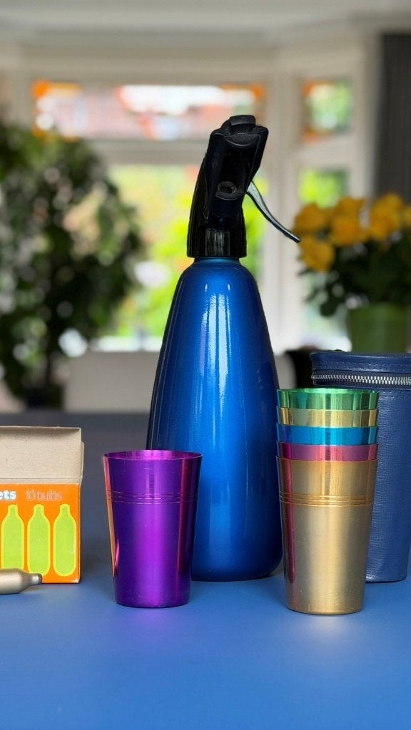 Supermooie kleurrijke cocktail set met spuitfles/ sifon, Ophalen of Verzenden, Overige typen
