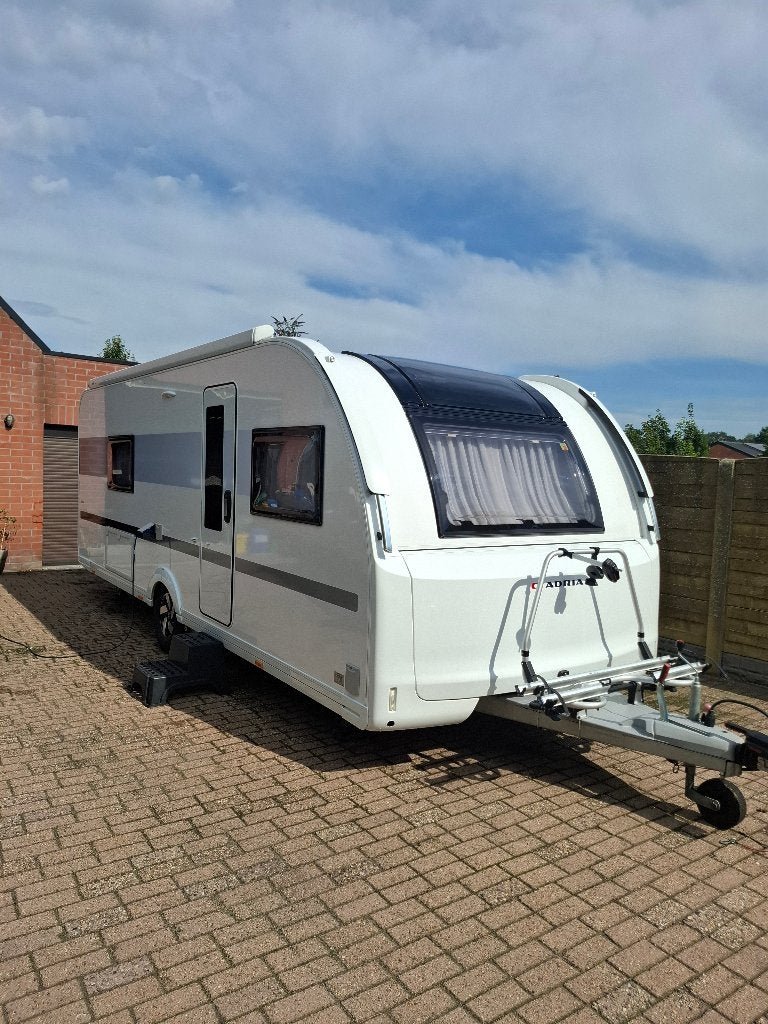 Adria Adora 613 UT van 2022 in perfecte staat, Particulier, Adria, 8 meter en meer, 1500 - 2000 kg