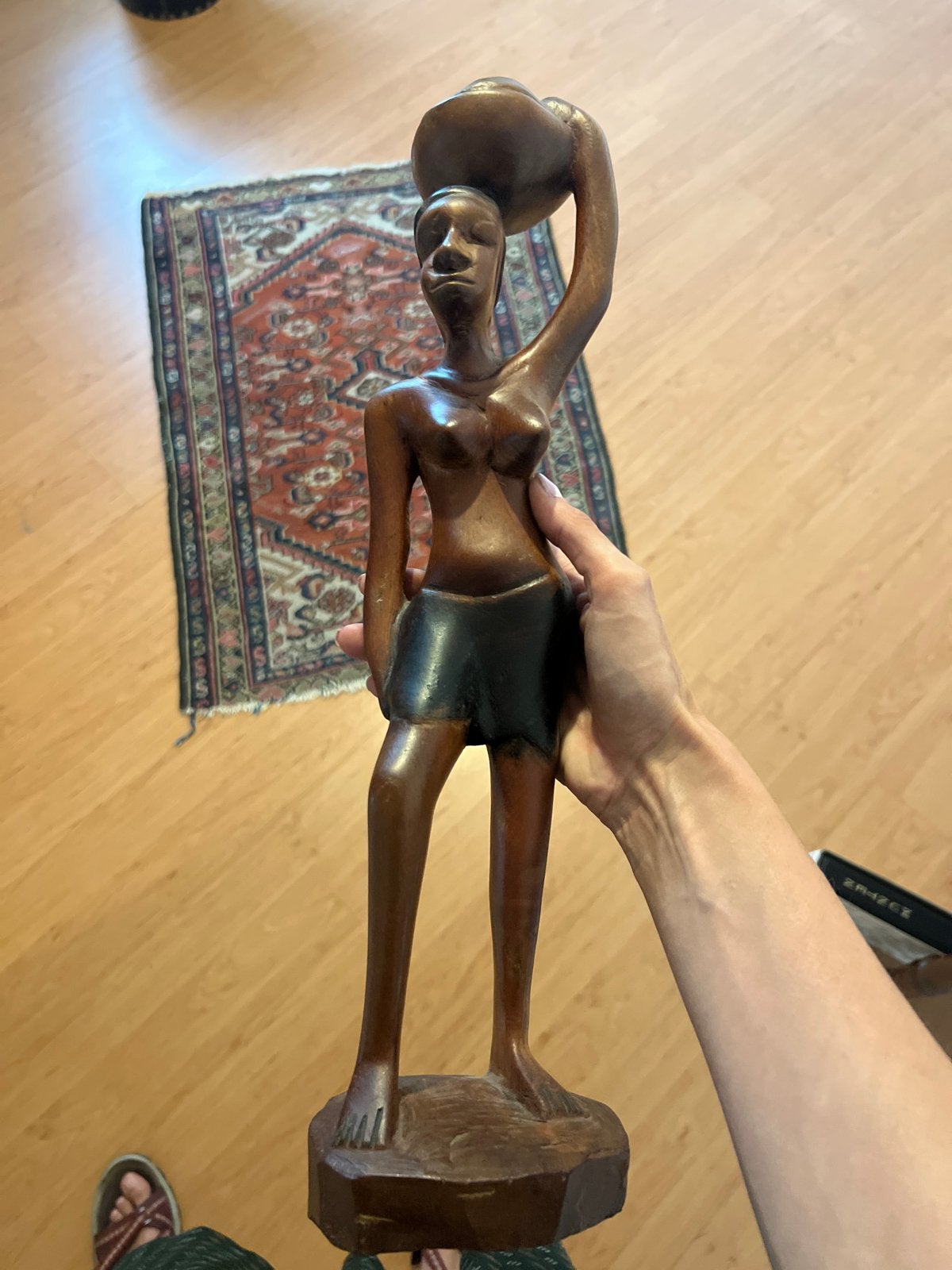 Houten Afrikaans Beeld - Vrouw met Waterkruik, Ophalen of Verzenden, Handgemaakt, 20 - 50 cm, Beeld