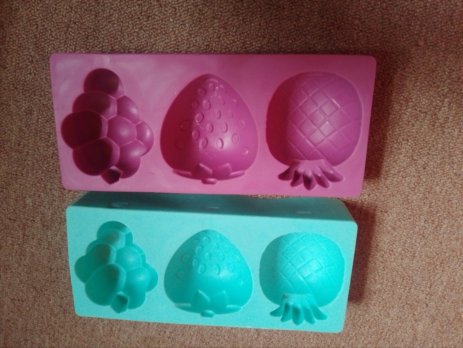 Siliconen mallen fruit (ananas, aardbei, druif), Hobby en Vrije tijd, Ophalen of Verzenden, Gebruikt, Rubber, Overige typen