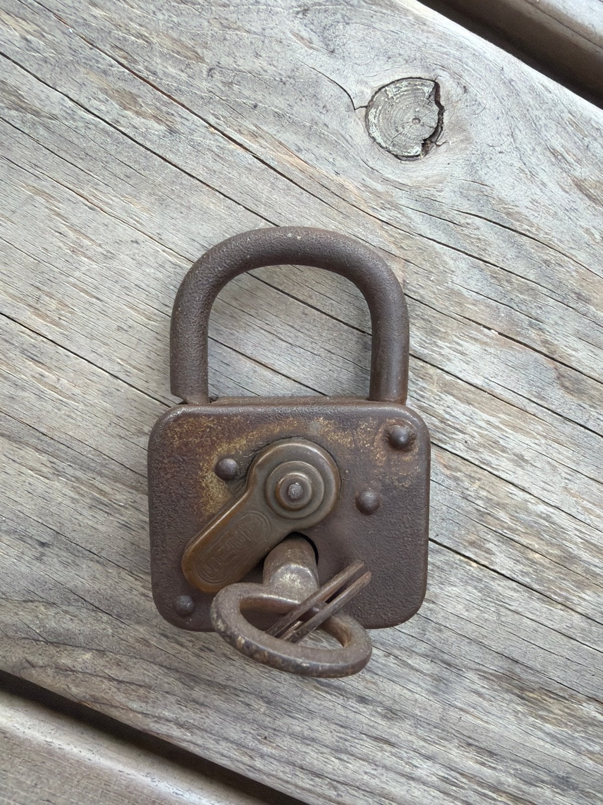 Antiek vintage roestig hangslot met sleutel, Antiek en Kunst, Ophalen of Verzenden