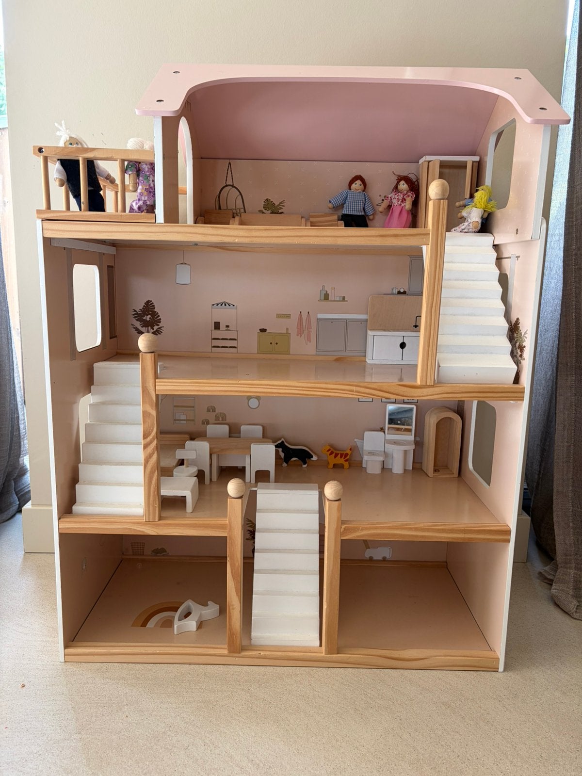 XL Houten Poppenhuis Petit Amelie met meubels & familie, Ophalen, Zo goed als nieuw, Poppenhuis