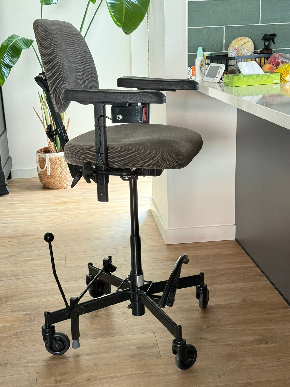 Nette Mercado Medic trippelstoel elek. Hoog/laag van 80+ cm!, Ophalen, Gebruikt