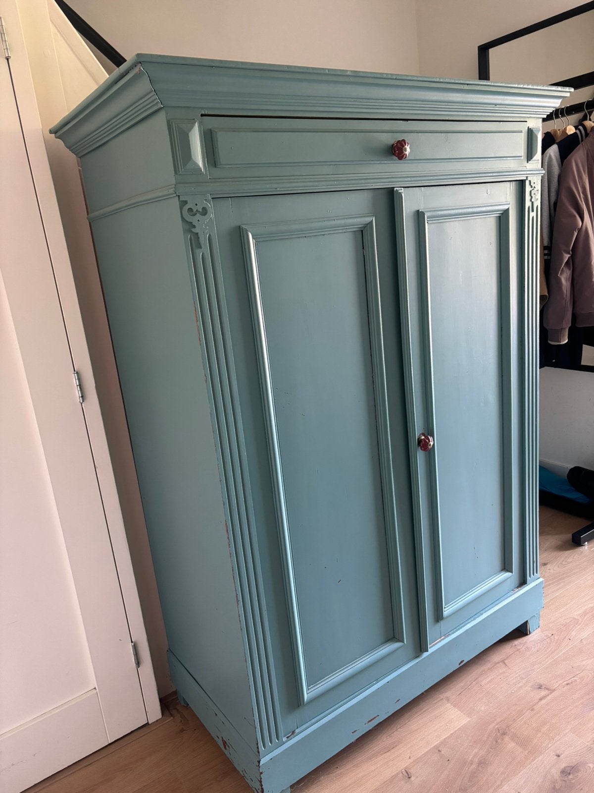Kleurijke studio stijlbandiet kast, Ophalen